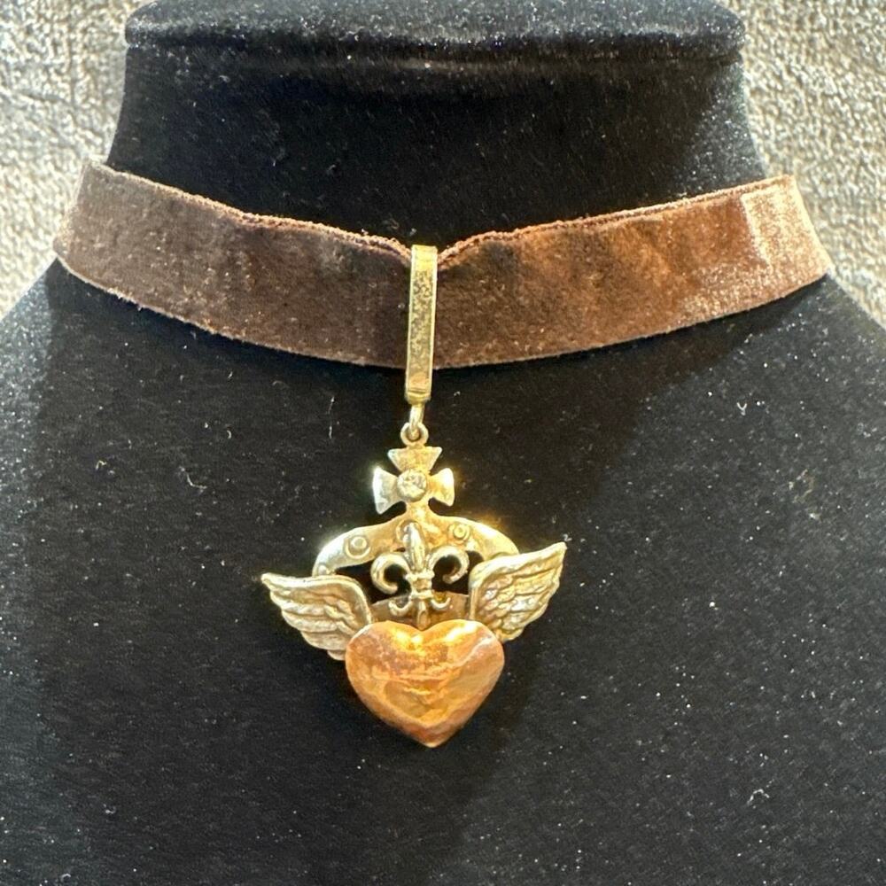 Women’s Brown Velvet/Winged Sacred Heart Charm Choker Y2K Grunge Style Necklace